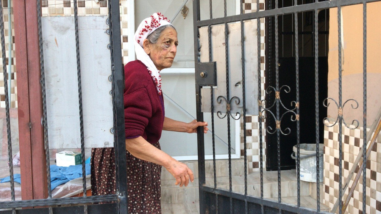 73 yaşındaki kadını dövüp kefen parasını çaldı