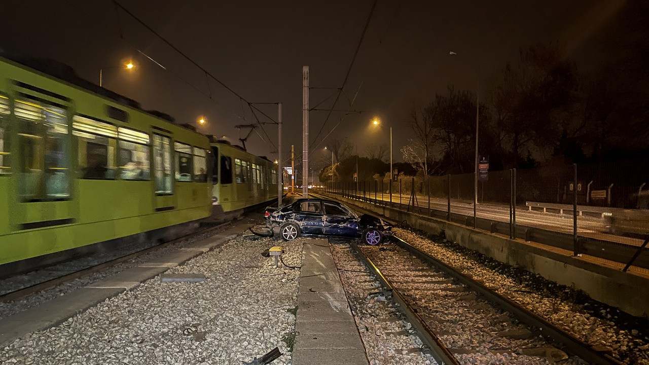 Bariyerlere çarpıp metro raylarına girdi