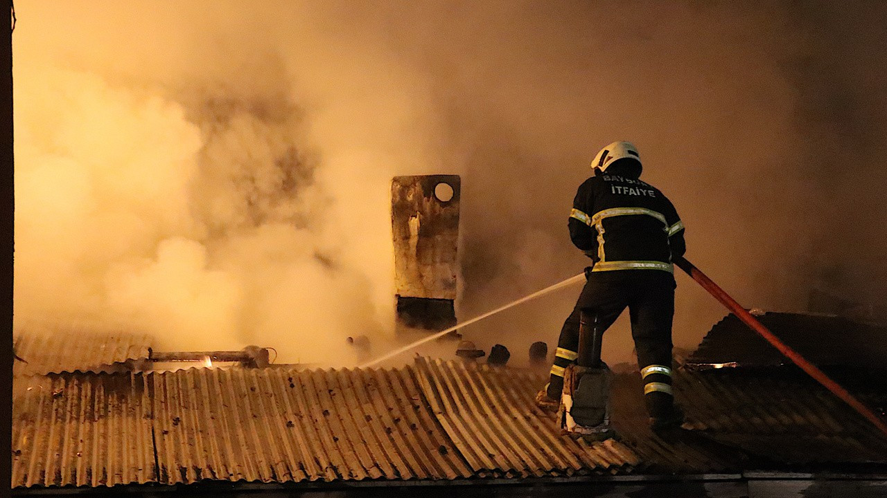 Bayburt’ta çatıda çıkan yangın söndürüldü