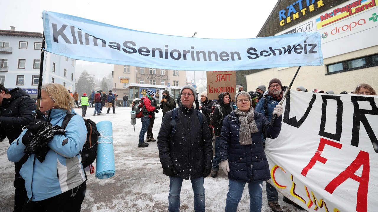 İklim aktivistleri Davos’ta WEF’i ve iklim değişikliğini protesto etti