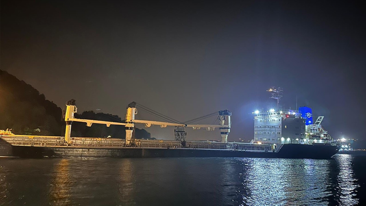 İstanbul Boğazı’nda yük gemisi karaya oturdu