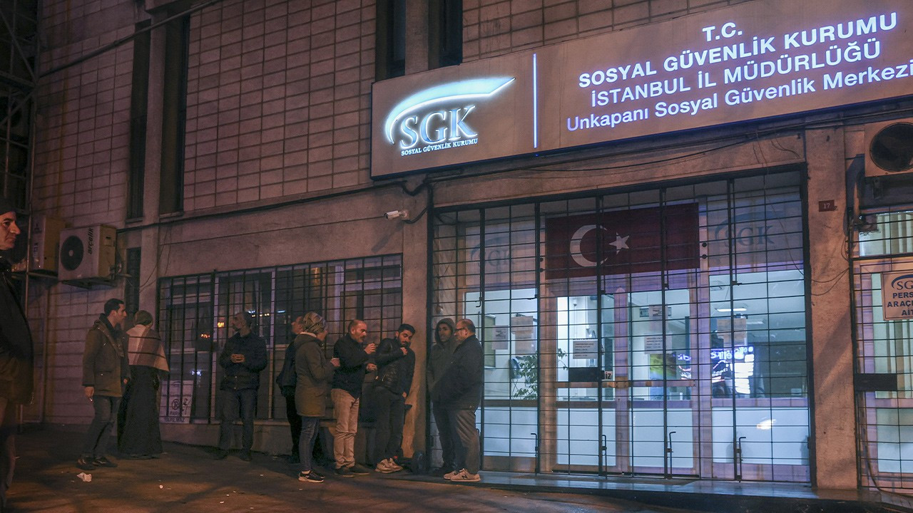 İstanbul’da EYT yoğunluğu! Geceden sıraya girdiler