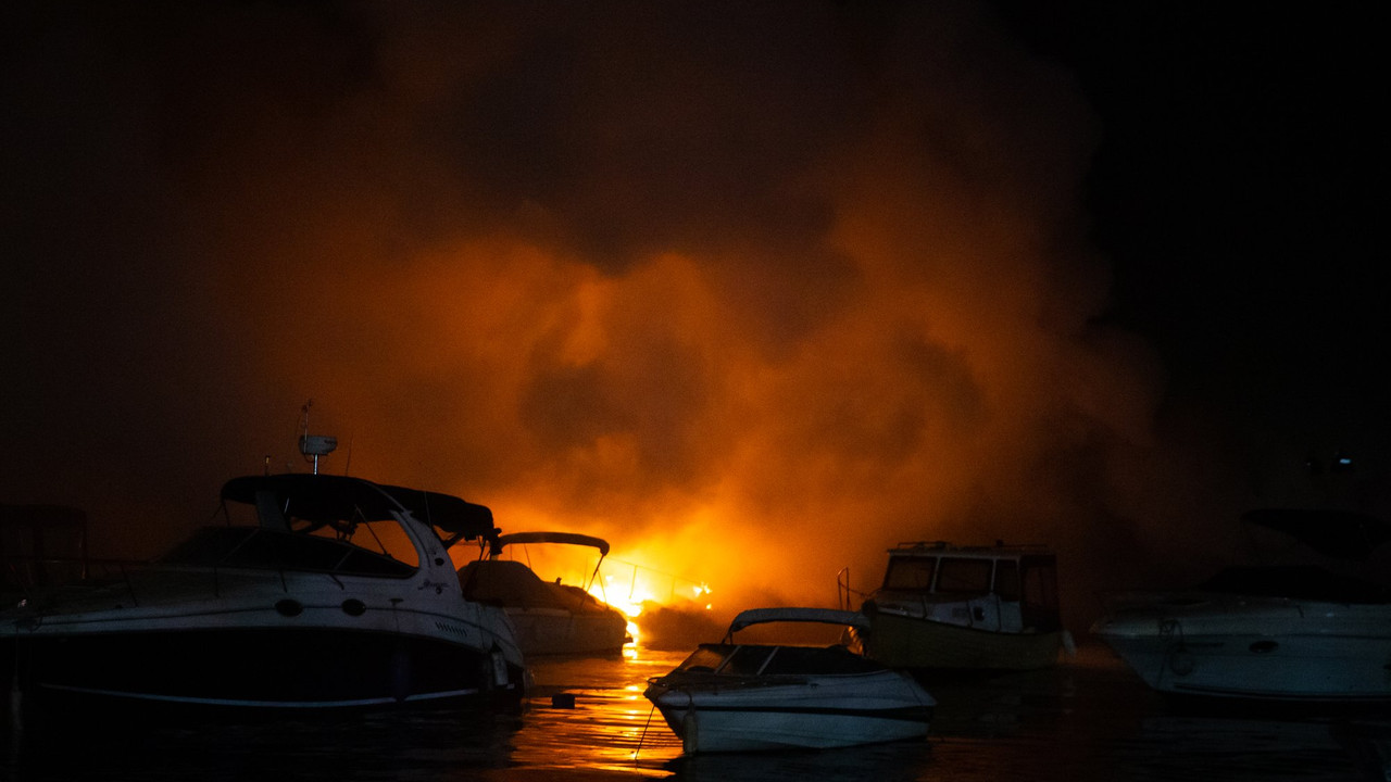 Kadıköy Caddebostan limanında 6 tekne yandı