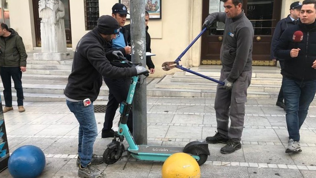 Kadıköy’de kaldırımlardaki scooterlar toplatıldı