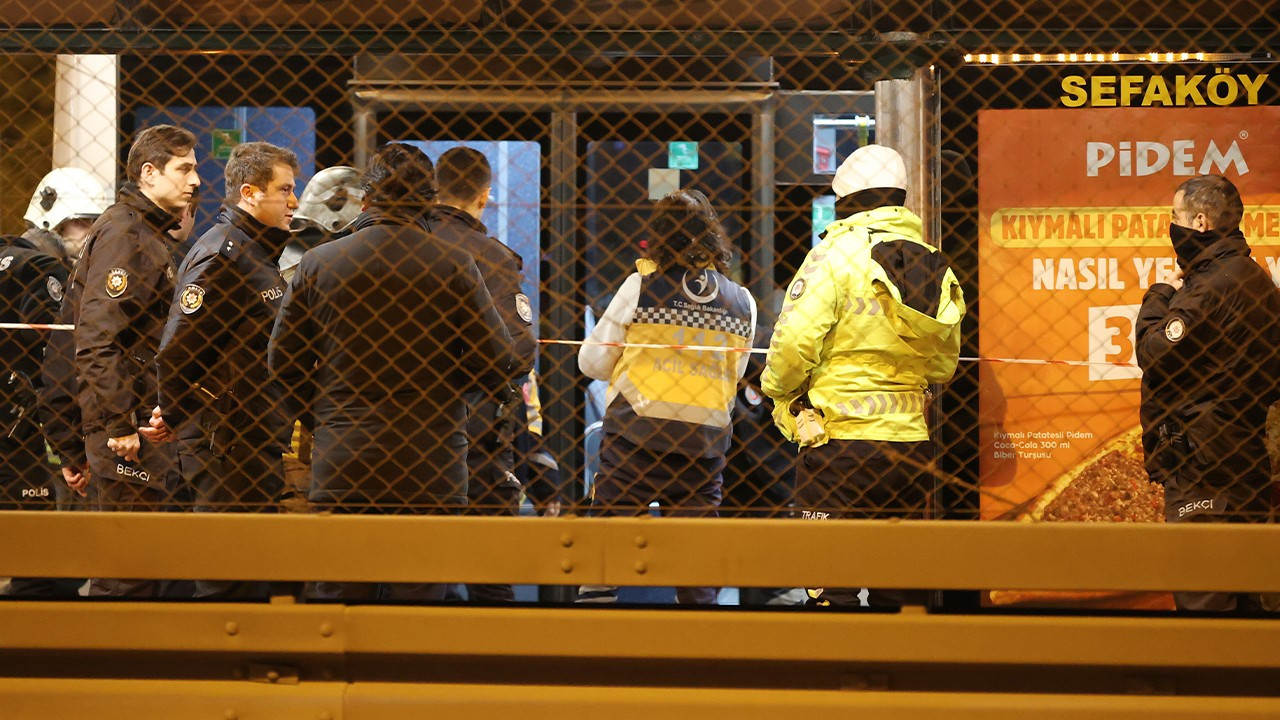 Metrobüs durağında acı olay: Yaşamını yitirdi