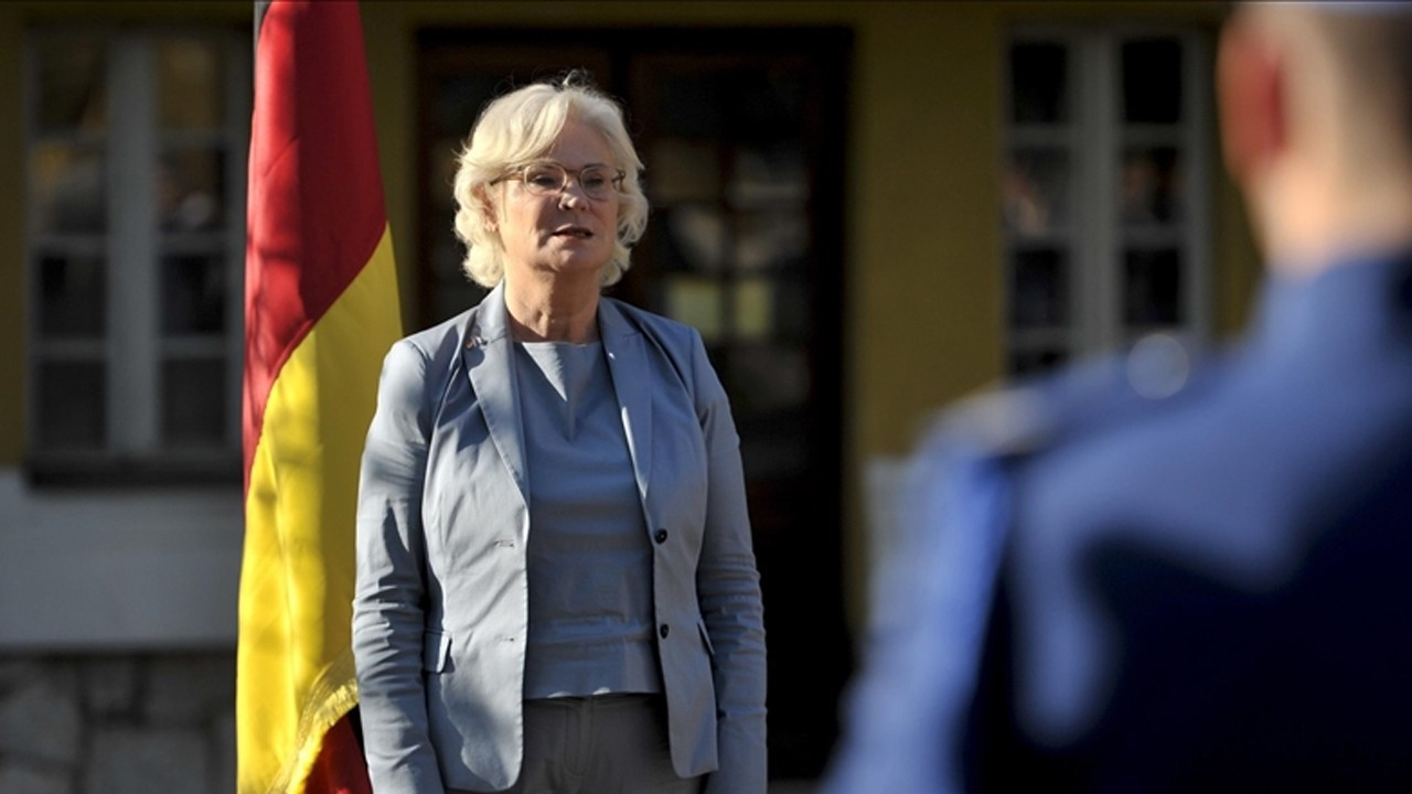 Son dakika… Almanya’da Savunma Bakanı istifa etti