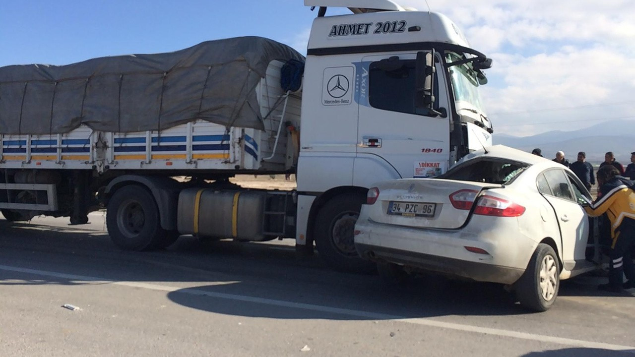 Tırla çarpışan otomobilin sürücüsü öldü