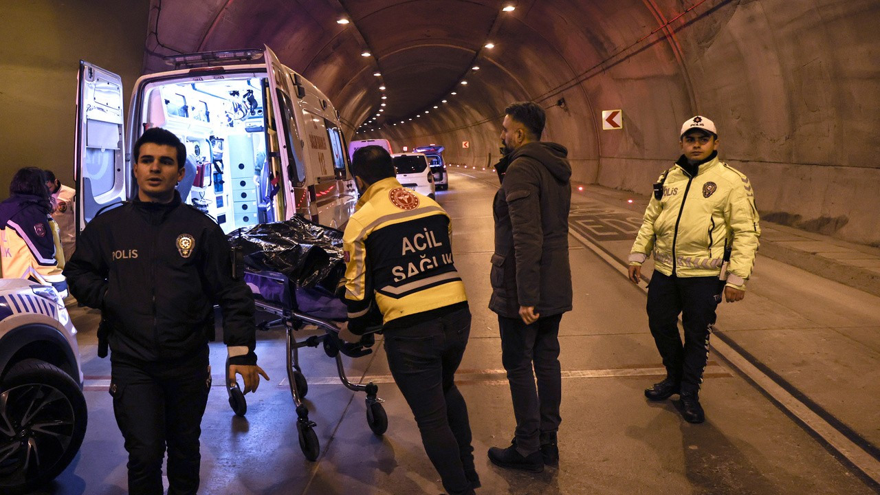 Tünelin duvarına çarpan motosikletin sürücüsü öldü