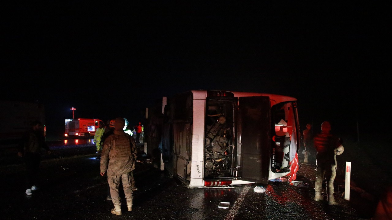 Yolcu otobüsü devrildi: 5 ölü, 22 yaralı