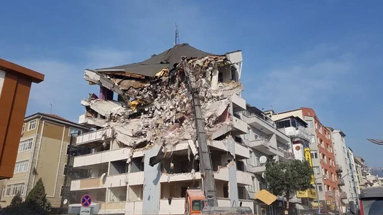 17 Ağustos 1999’da hasar aldı, bugün yıkılıyor!