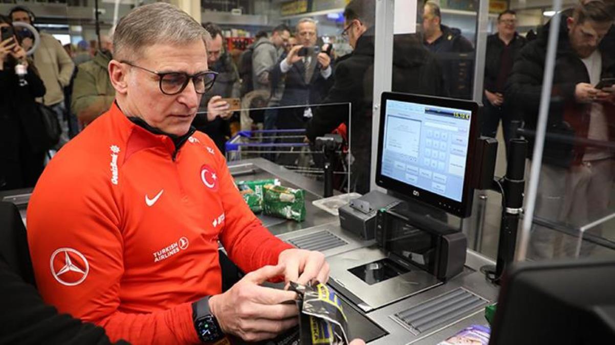 A Milli Takım Teknik Direktörü Stefan Kuntz, depremzedeler için kasiyerlik yaptı