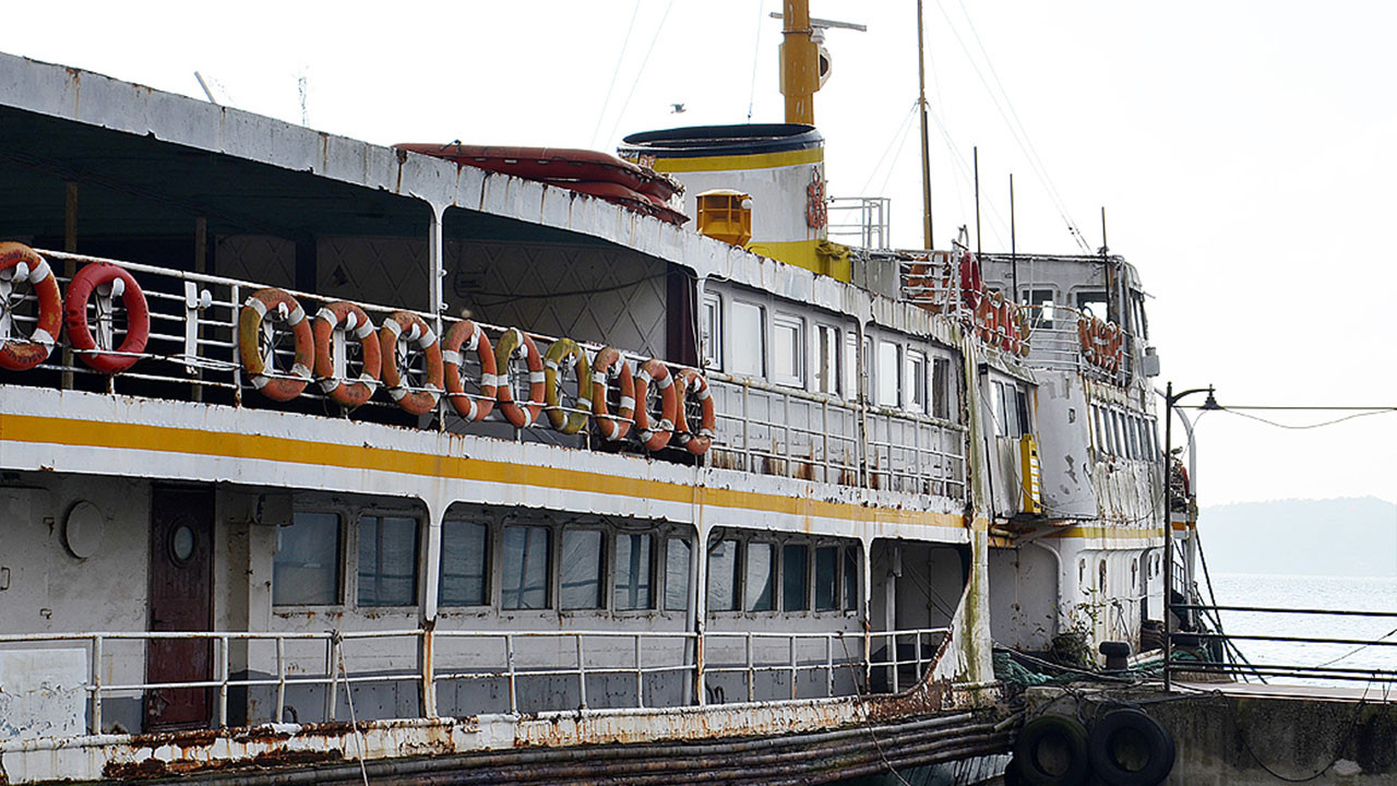 Ada vapurunda korkulu anlar: Dümen kilitlendi, yolcular tahliye edildi