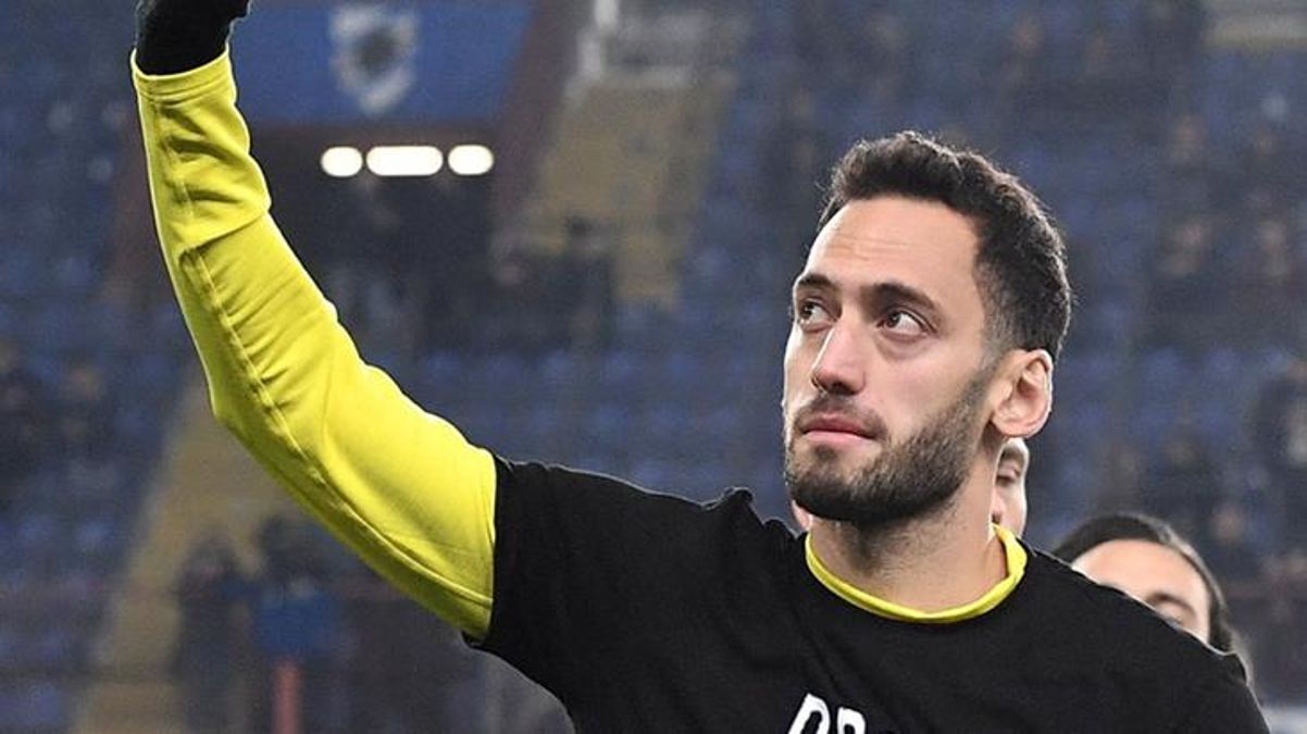 Ayakta alkışladılar! Milli futbolcumuz Hakan, sahaya çıktığı tişörtle mesaj verdi