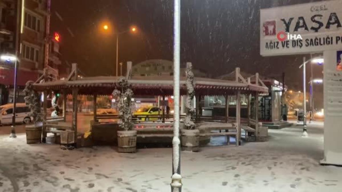 Burdur’da beklenen kar yağdı, öğrenciler sokağa döküldü