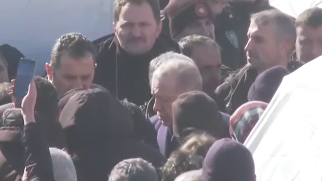Cumhurbaşkanı Erdoğan deprem bölgesinde: Çadır kentte inceleme
