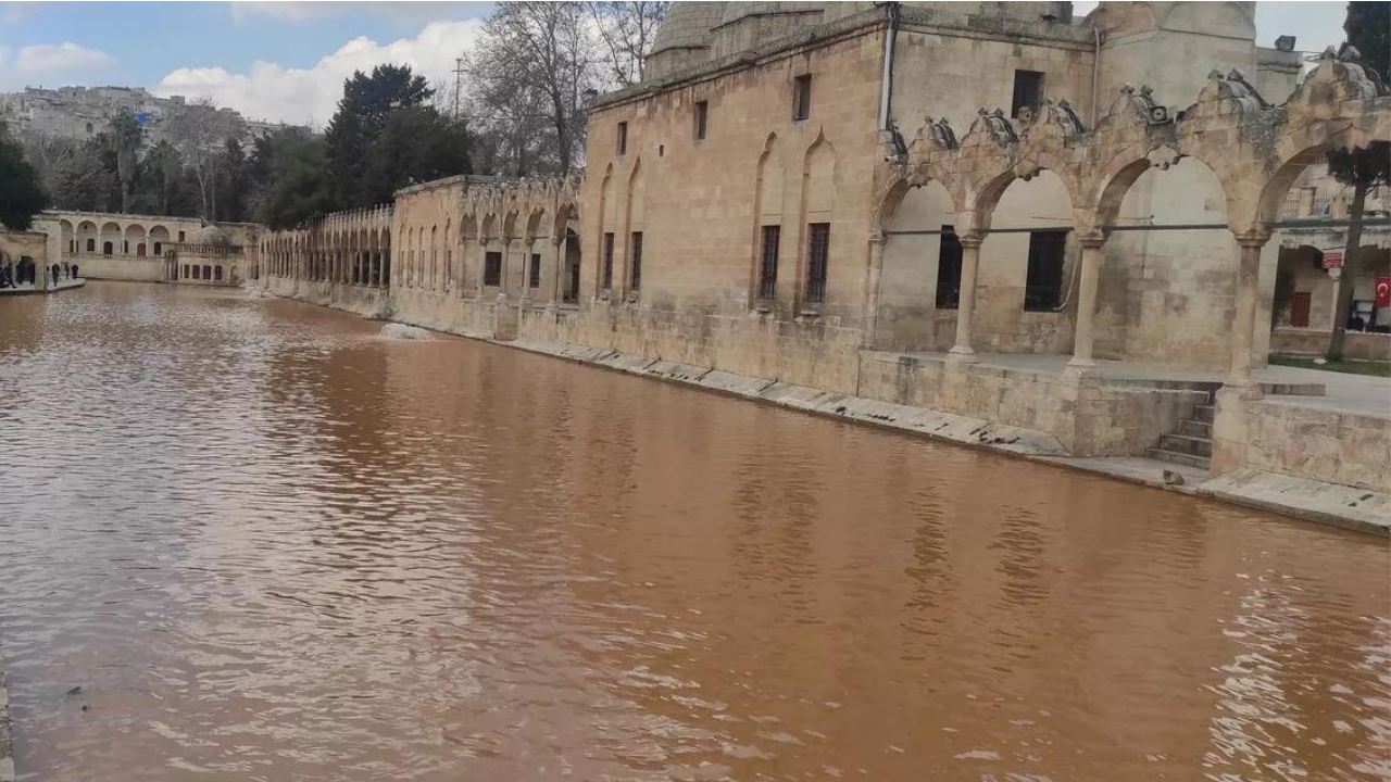 Deprem sonrası Balıklıgöl’de suyun rengi değişti