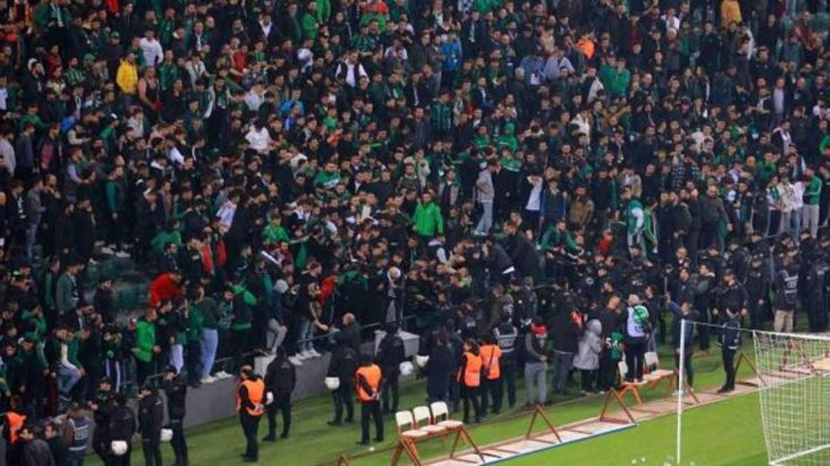 Depremzedeler için düzenlenen maçta kavga! Olaylı derbiye polis müdahale etti