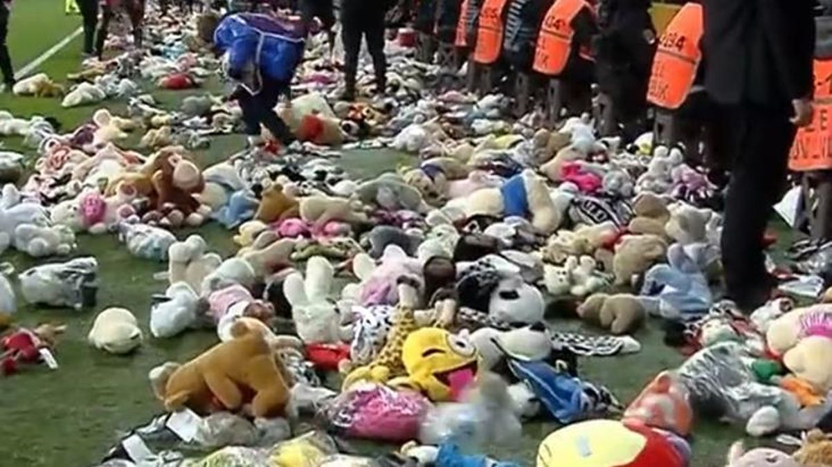 Duygu dolu anlar! Beşiktaş stadının tüm zemini oyuncuklarla doldu