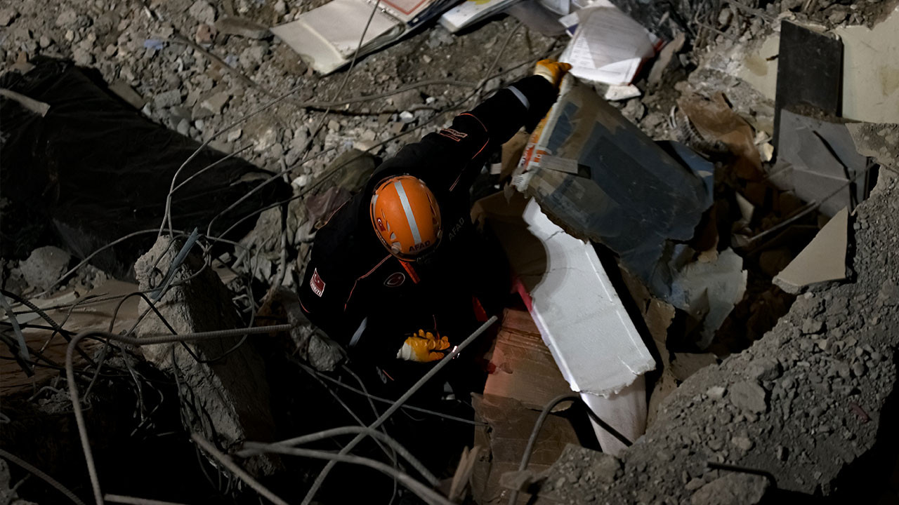 Fuat Oktay: 105 bin bina yıkık, yıkılmak üzere ve ağır hasarlı