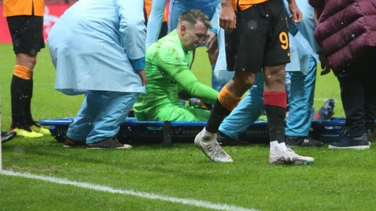 Galatasaraylıların yüreği kan ağlıyor! Muslera koltuk değnekleriyle zor yürüyor