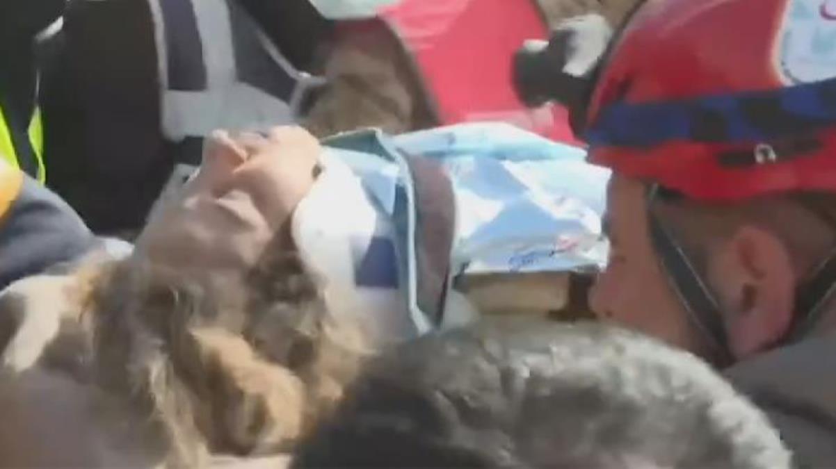 Hatay’da 178. saatte yeni mucize! Enkaz altında kalan Esma çıkarıldı, 15 yaşındaki oğlu Ömer bekleniyor