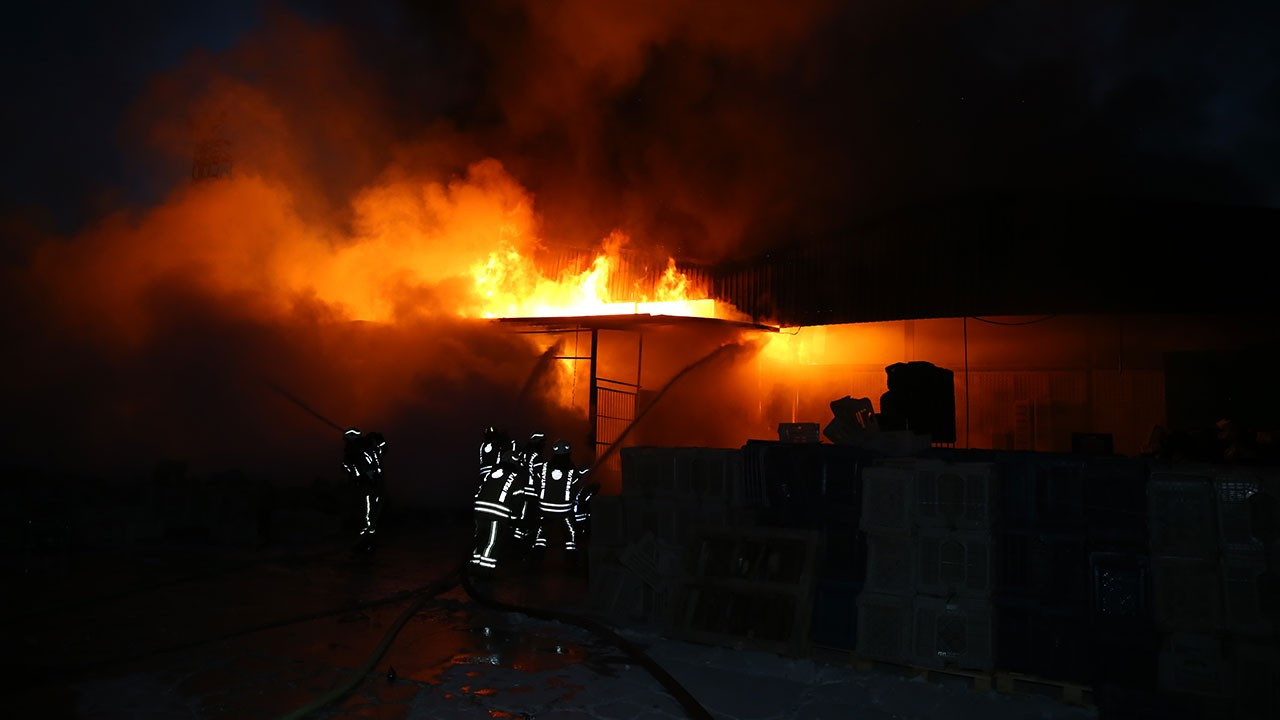 Hatay’da bir fabrikada yangın çıktı, yangına müdahale ediliyor