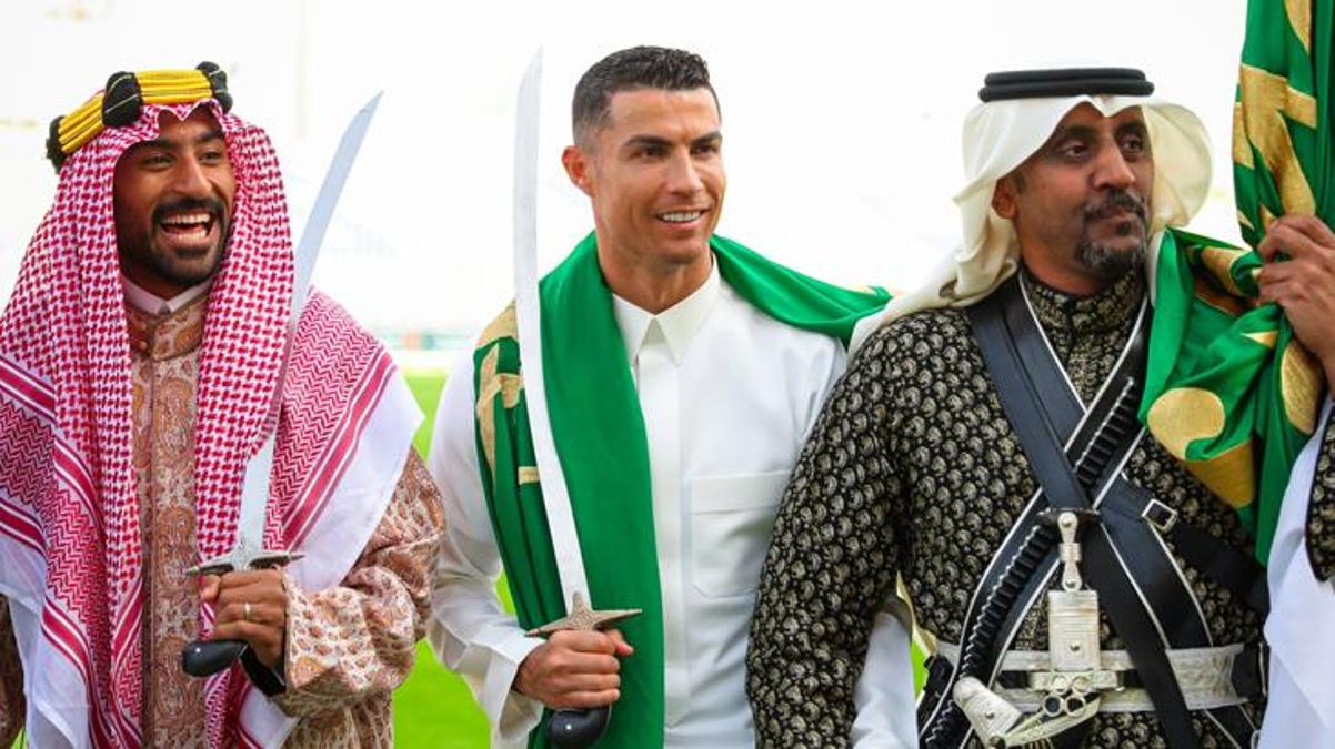 Hiç böyle görmemiştik! Cristiano Ronaldo’yu Suudi Arabistan’da şekilden şekle soktular