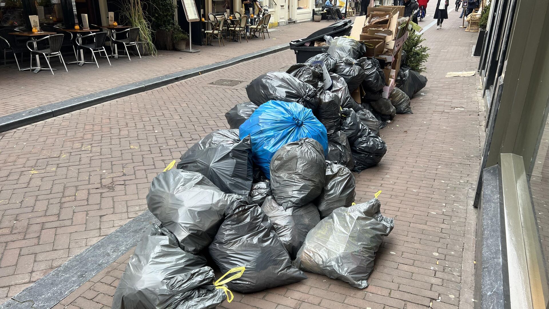 Hollanda’da temizlik işçileri, zam oranının iyileştirilmesi talebiyle grevde: Çöp yığınları oluştu