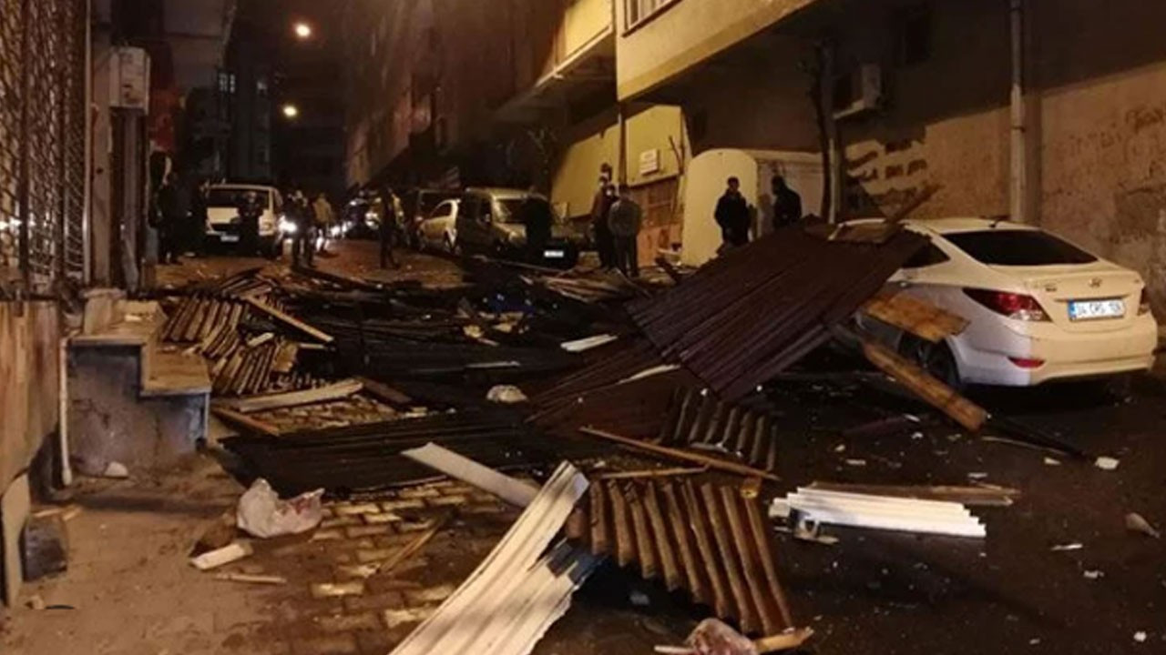 İstanbul’da fırtına! Ağaçlar devrildi çatılar uçtu