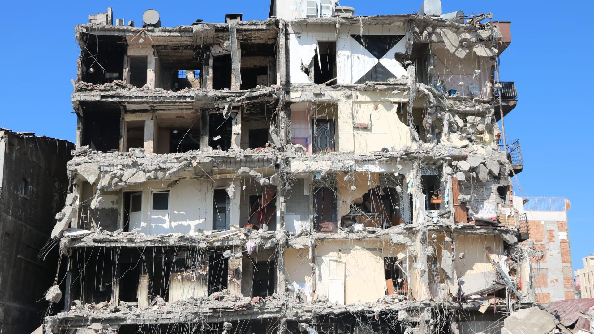 Jeofizik Mühendisi Prof.Dr. Eyidoğan: Türkiye’de 550 fay hattı var, toptan göçmenin izahı yok