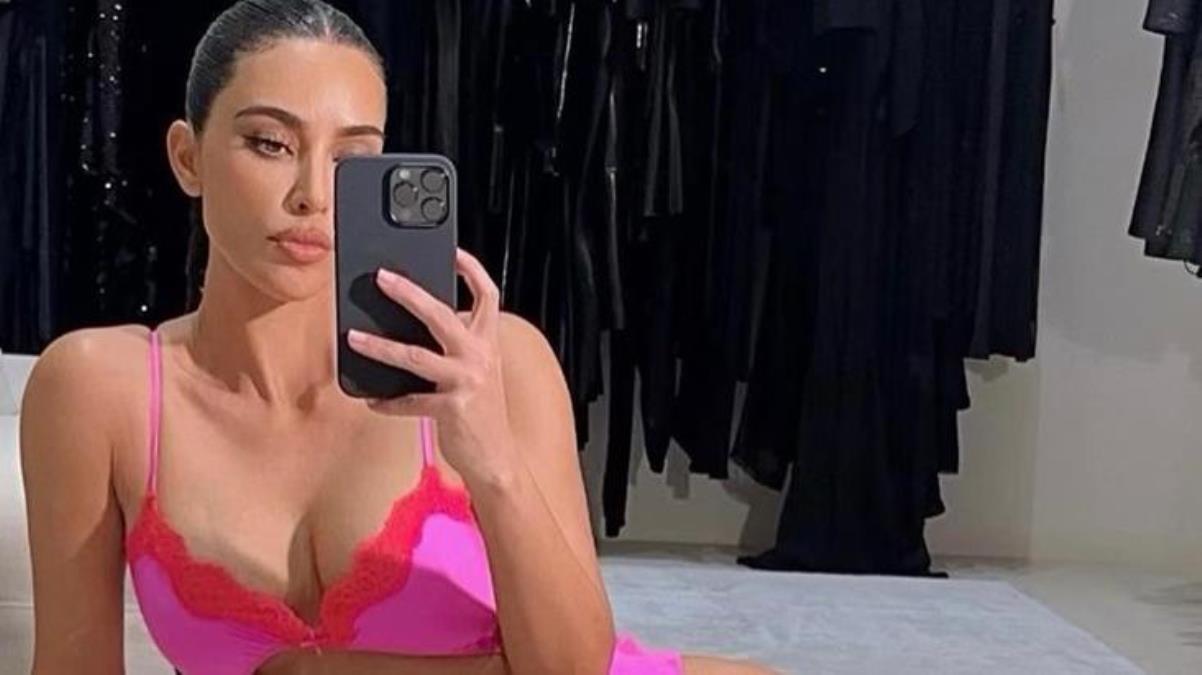 Kim Kardashian’a bikinisi küçük geldi! Ayna karşısında sere serpe poz verdi