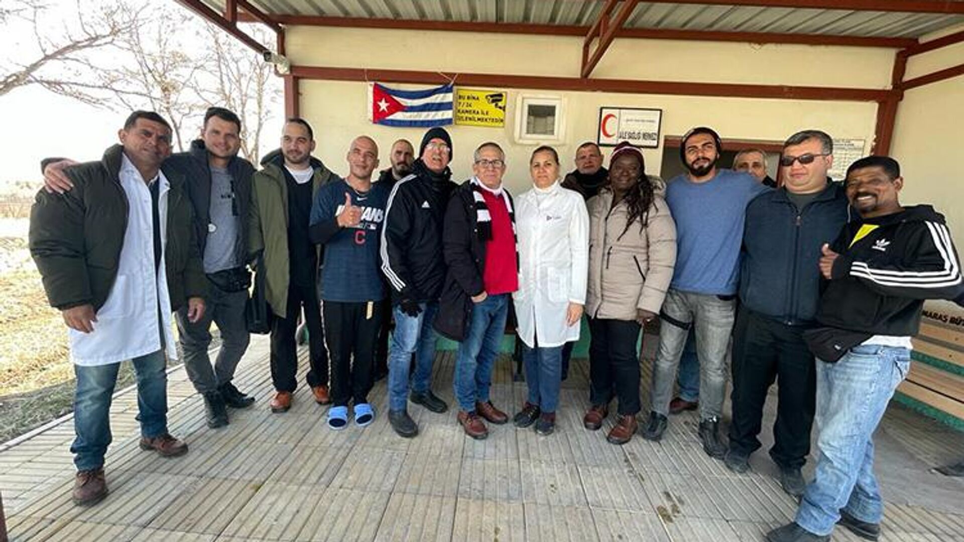 Kübalı doktorların afetzedelere sağlık hizmeti sürüyor: ‘Kıtalar ayırsa da aramızda bağ var’