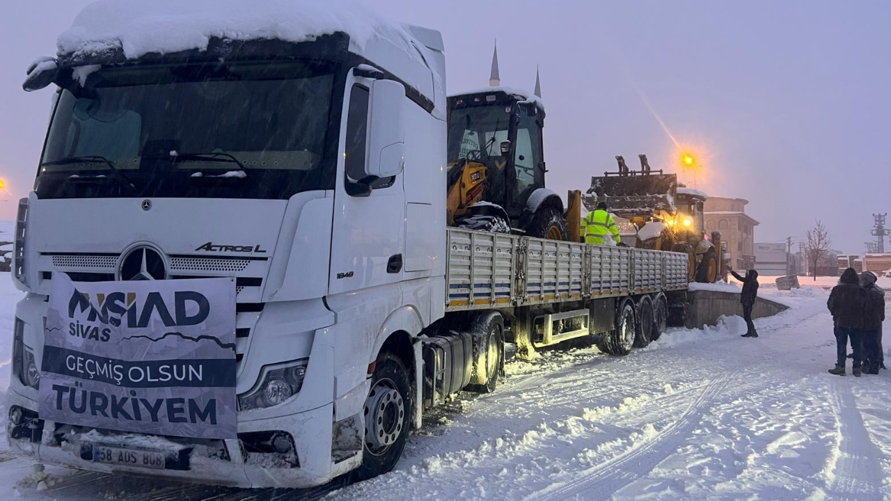 MÜSİAD, afet bölgesine iş makinesi ve temel ihtiyaç maddeleri gönderdi