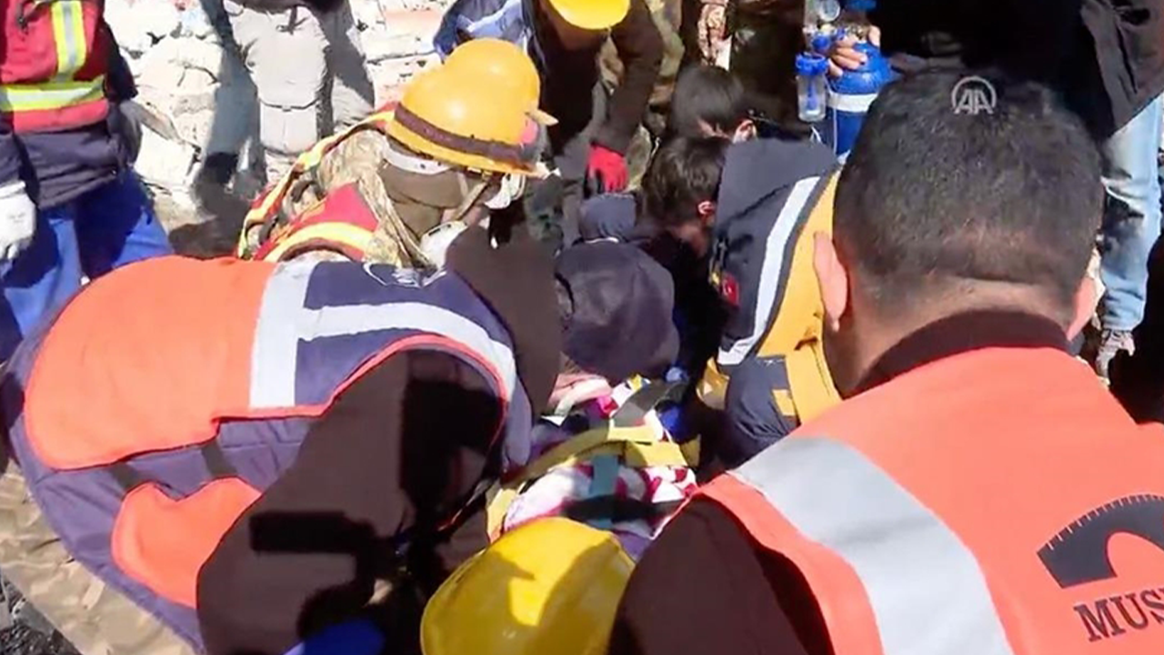 Son dakika: Hatay’da 296. saatte üç kişi enkazdan çıkarıldı; biri kurtarılamadı