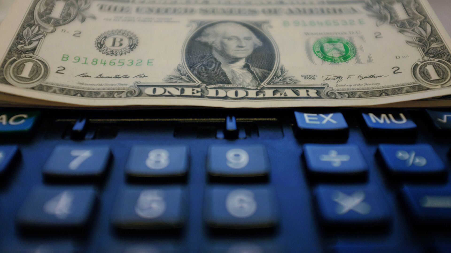 ABD’li siyaset bilimci Varoli’den dolar tarifi: Bir kağıt parçası