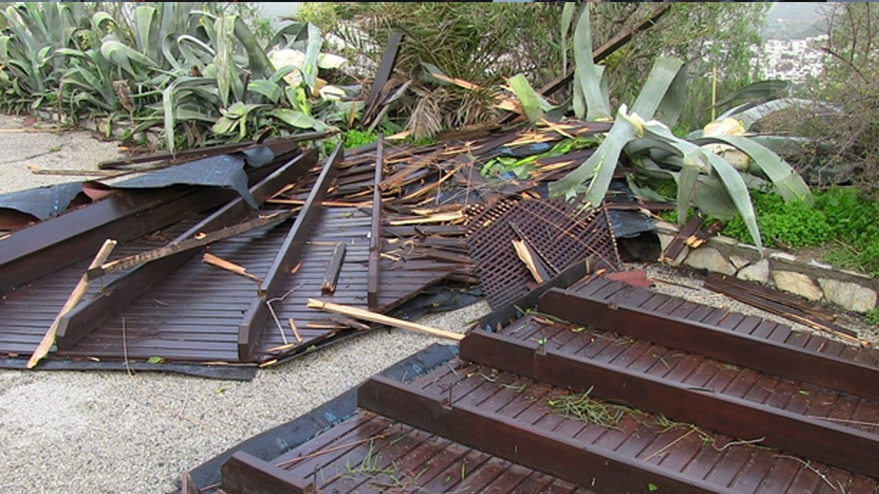 Ankara’da etkili olan rüzgarda iki binanın çatısı uçtu
