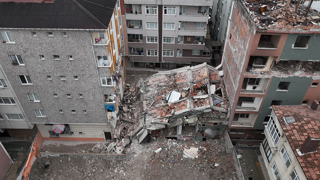 Bahçelievler’de kontrollü yıkılan binanın çökmesi sonucu yandaki apartmanda hasar oluştu