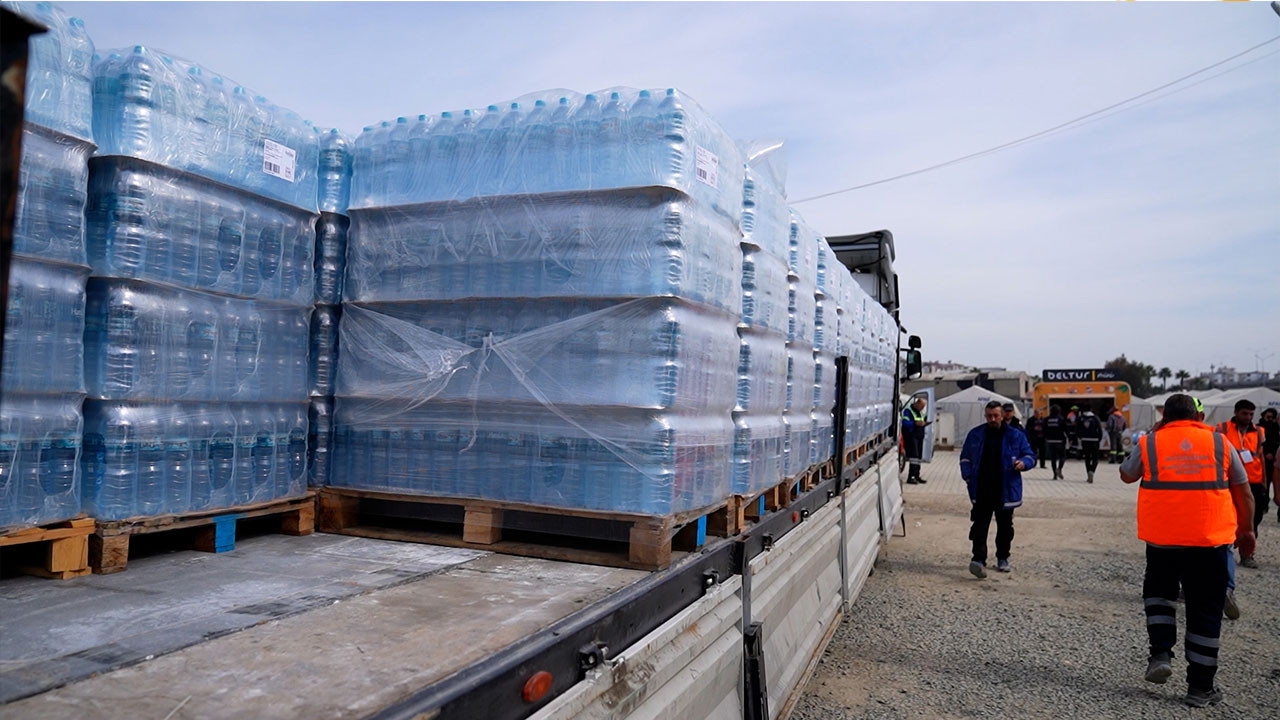 Deprem bölgesine su sevkiyatı devam ediyor! 100. tır bölgede