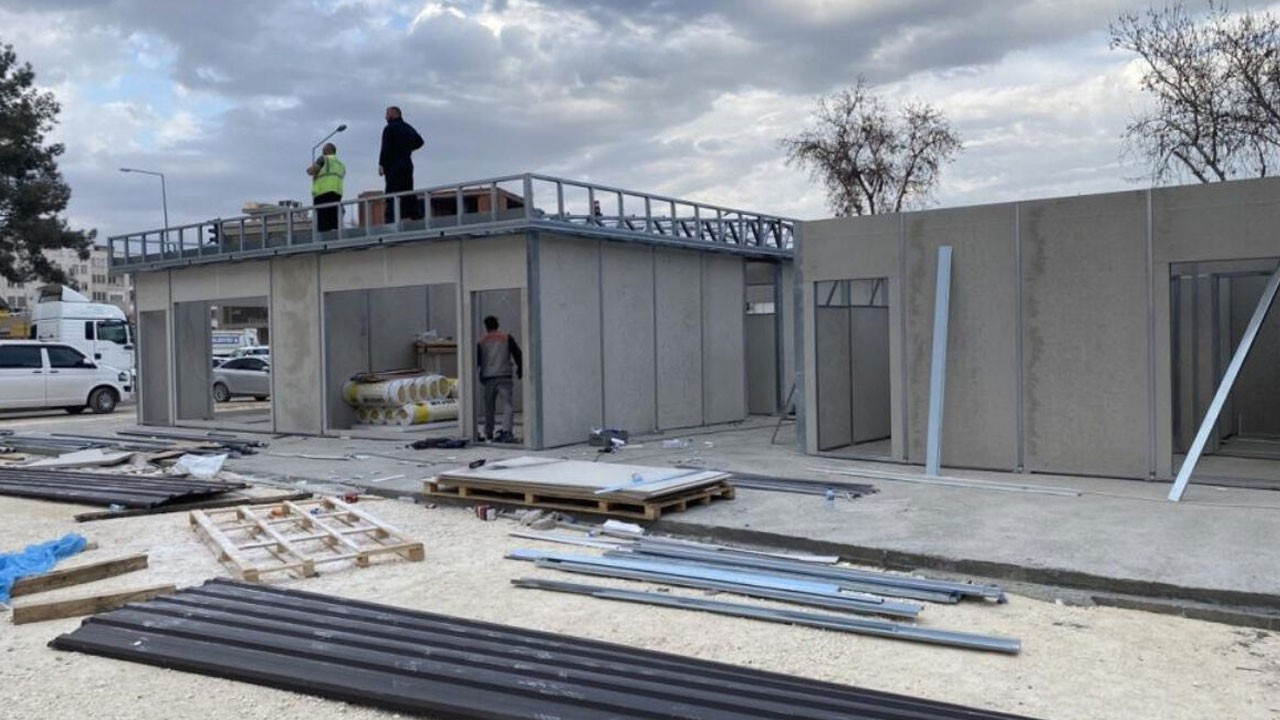 Depremzede esnaf prefabrik çarşılarla yaralarını saracak