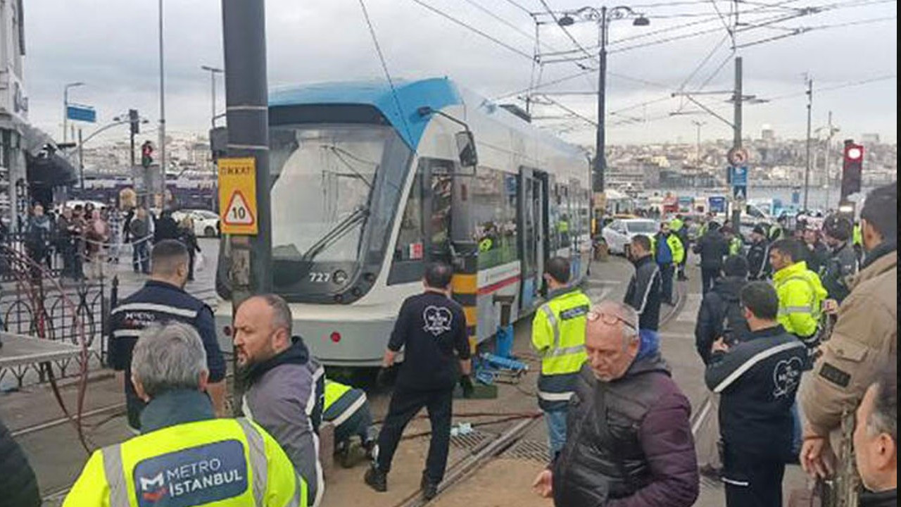 Eminönü’nde bir tramvay raydan çıktı!