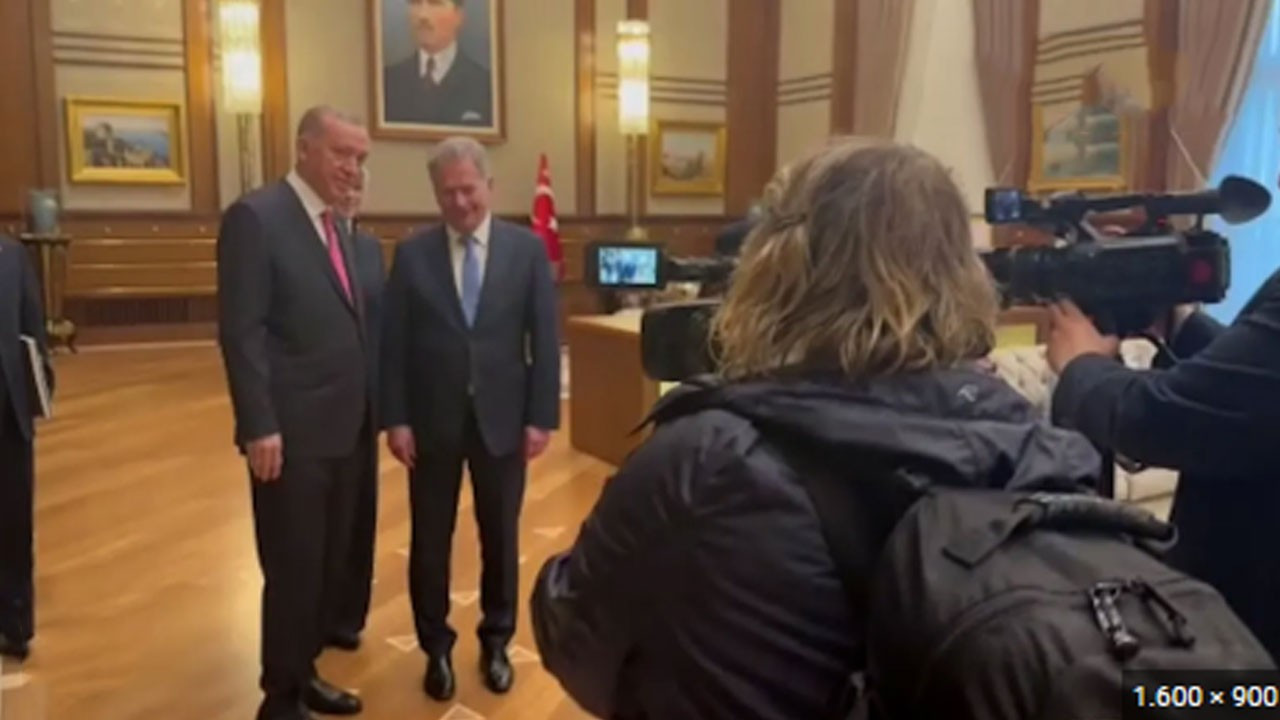 Erdoğan, Fin gazeteciye ayakkabı hediye etti