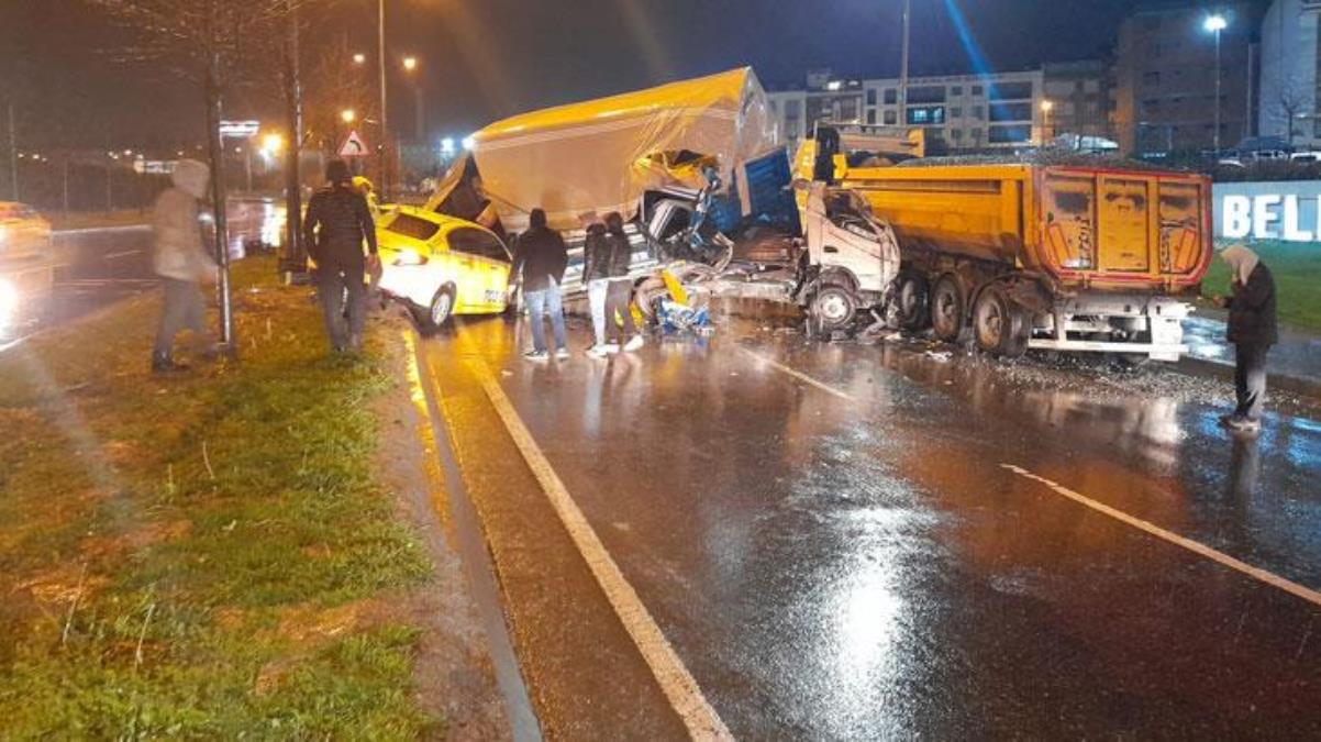 Hafriyat kamyonuna çarpan kamyonet taksiyi altına aldı! 3 kişi yaralandı