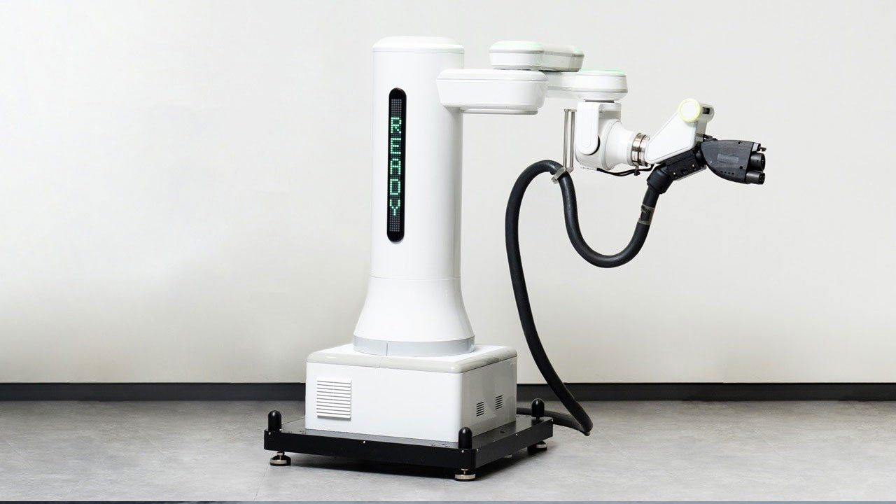 Hyundai elektrikli araçlar için otomatik şarj robotu geliştirdi