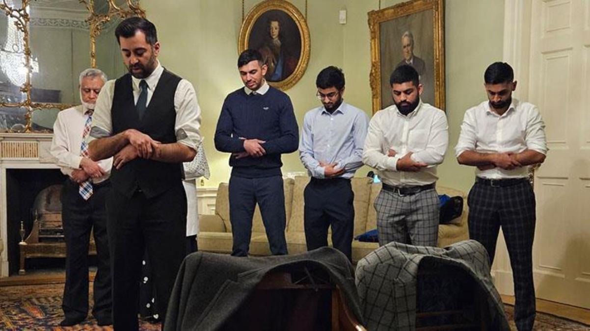 İskoçya’nın ilk Müslüman Başbakanı Hamza Yusuf, resmi konuttaki ilk gününde ailesine namaz kıldırdı