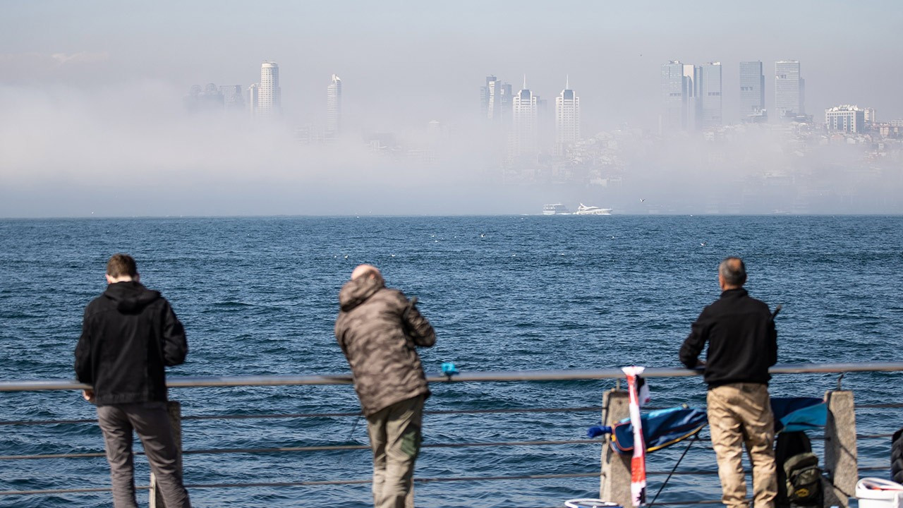 İstanbul Boğazı’nda sis sürprizi