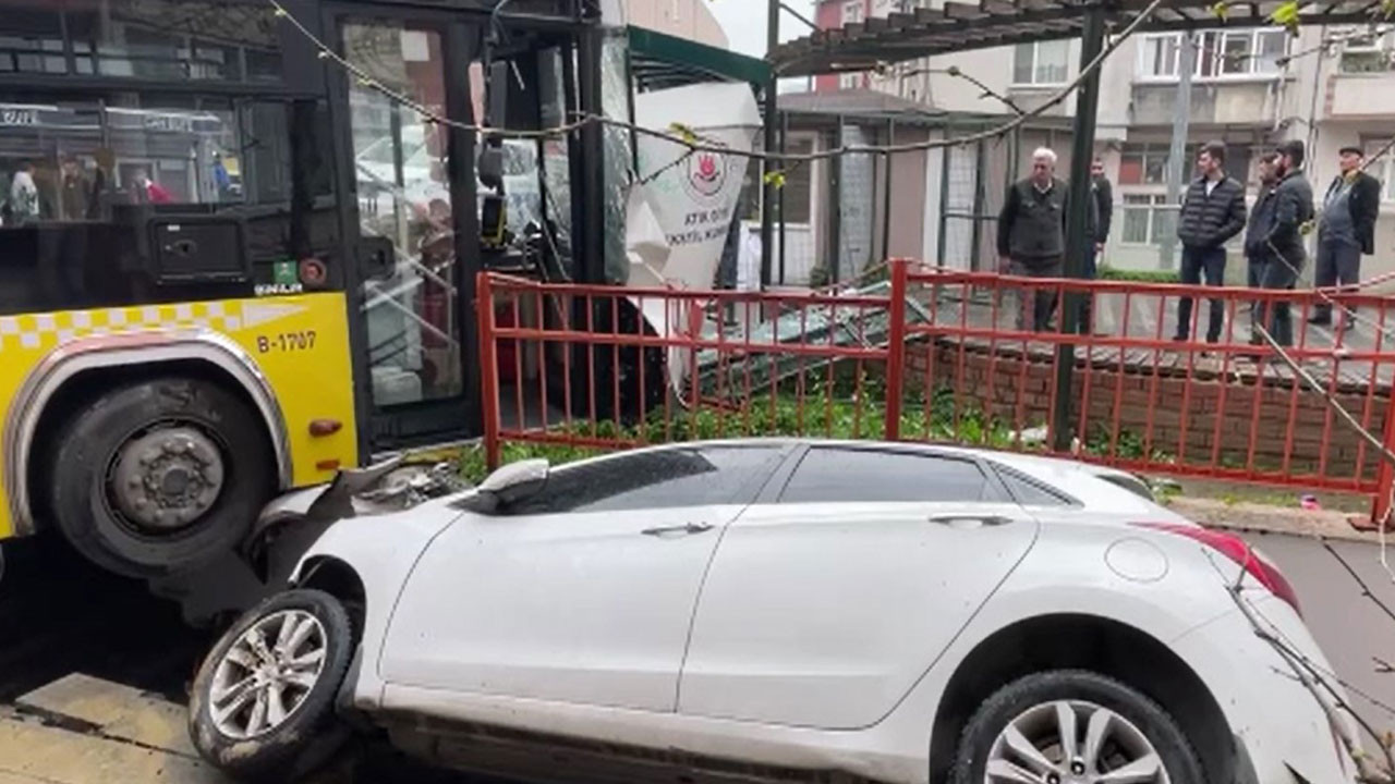 Kağıthane’de kontrolden çıkan halk otobüsü durağa daldı