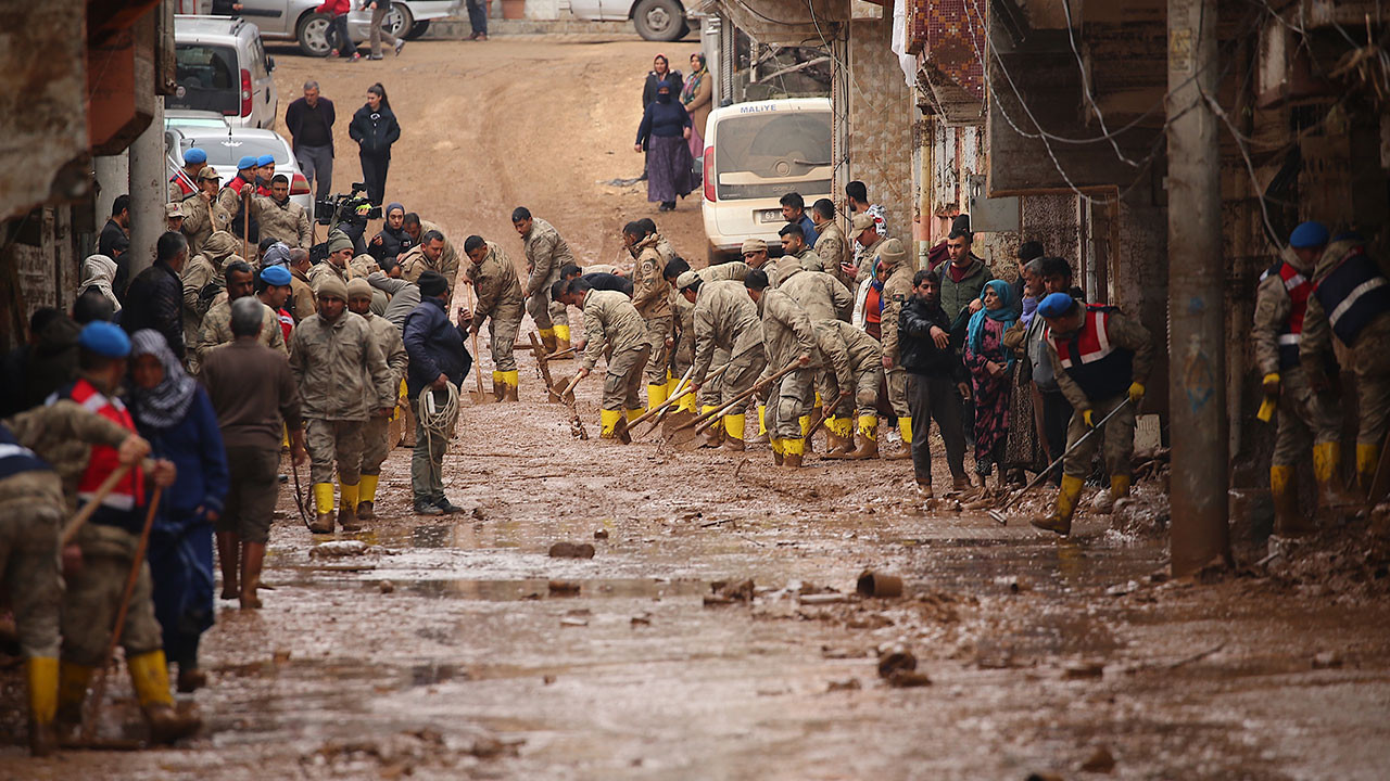 Kayıp tır şoförü nişanına yetişmeye çalışırken sele kapılmış