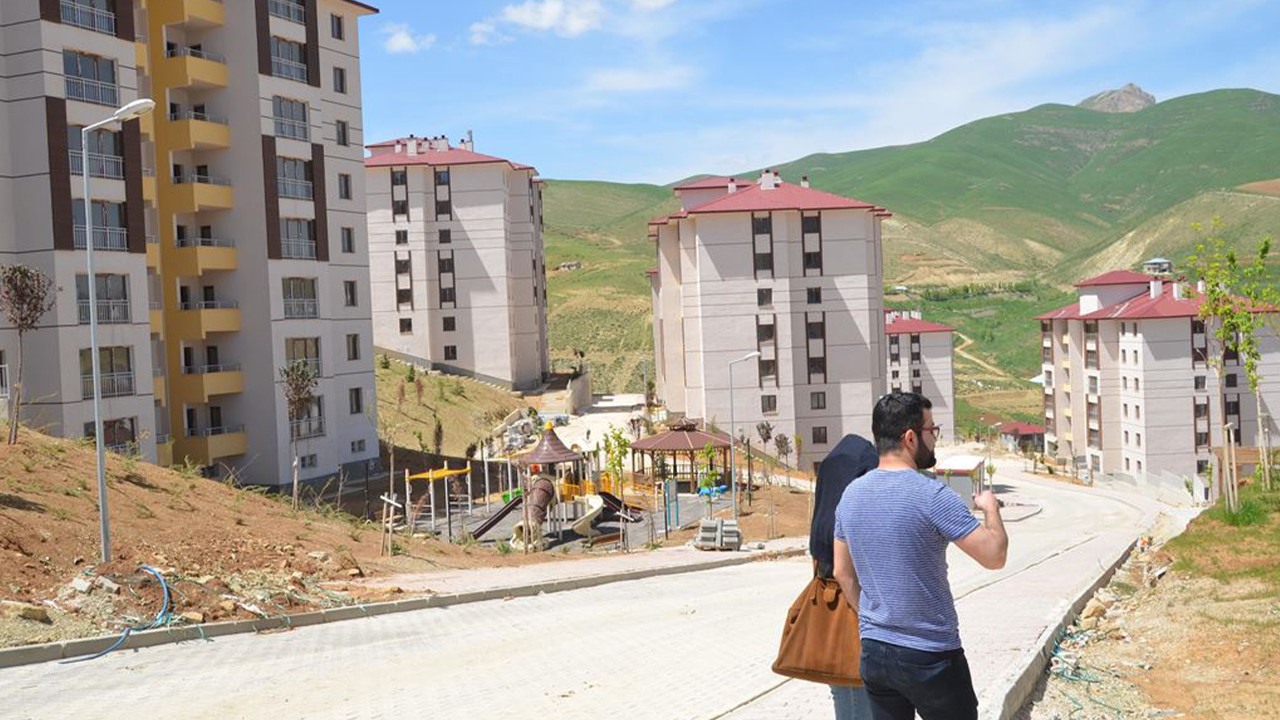 Kayseri’de konut kooperatifi mağduru oldukları iddiasında bulunan vatandaşlar eylem yaptı
