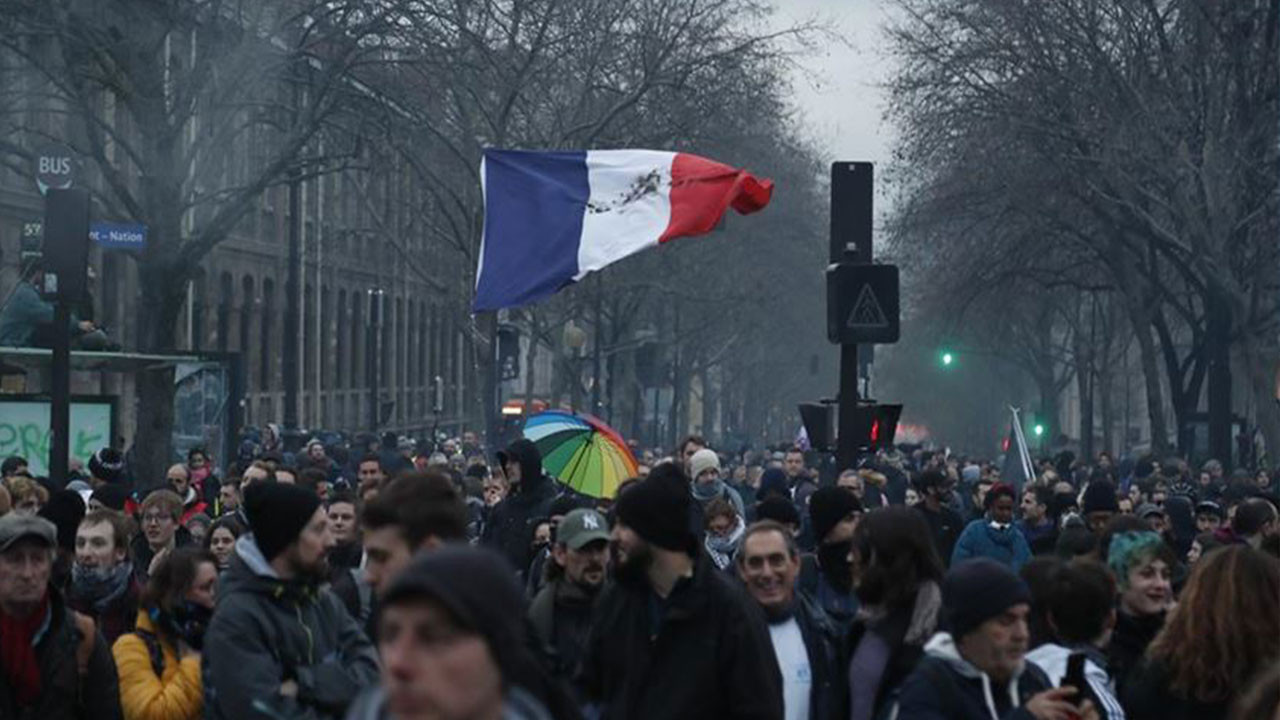 Macron, tepki toplayan emeklilik reformu için tarih verdi