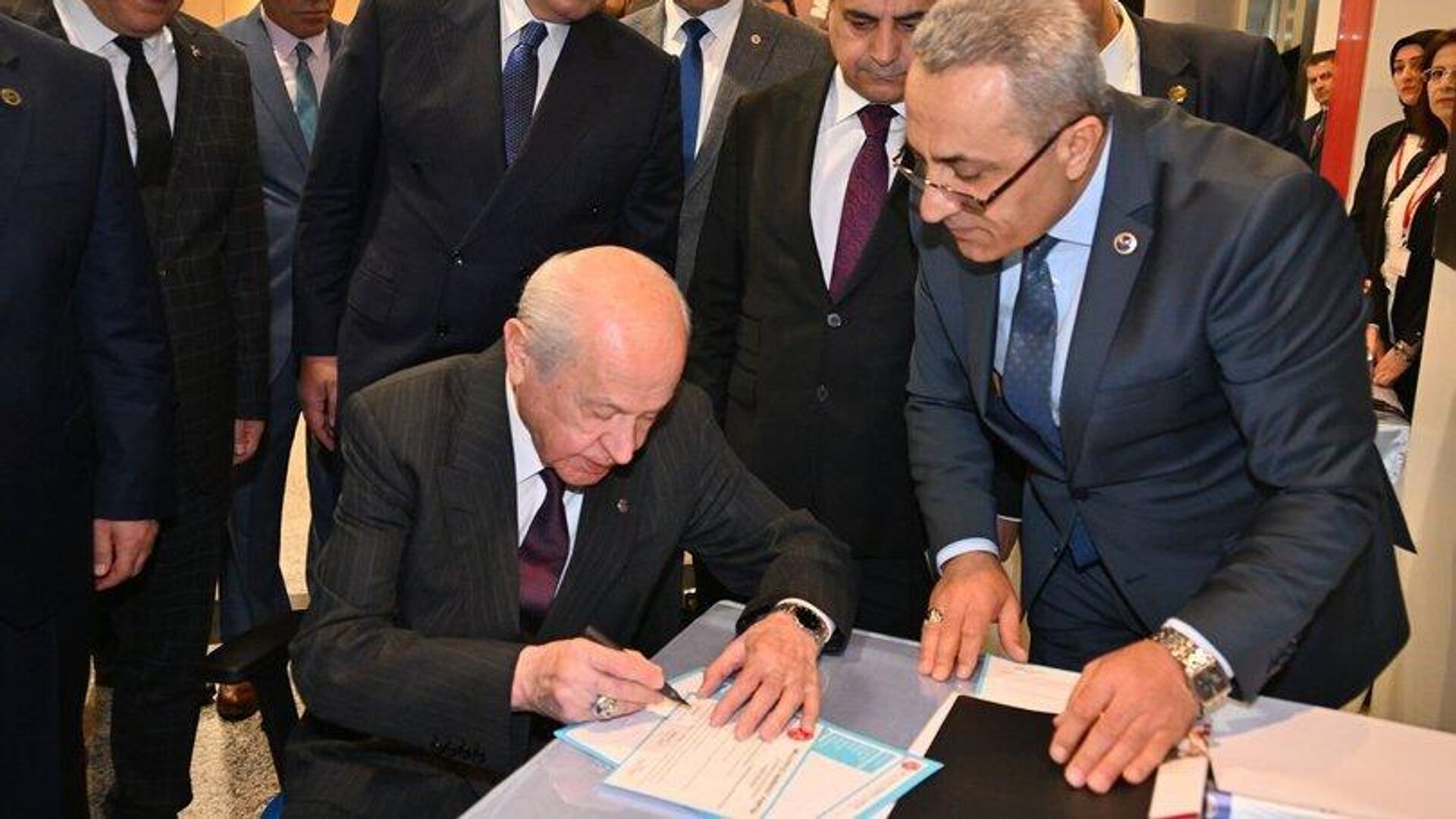 MHP lideri Bahçeli adaylık başvurusunu yaptı